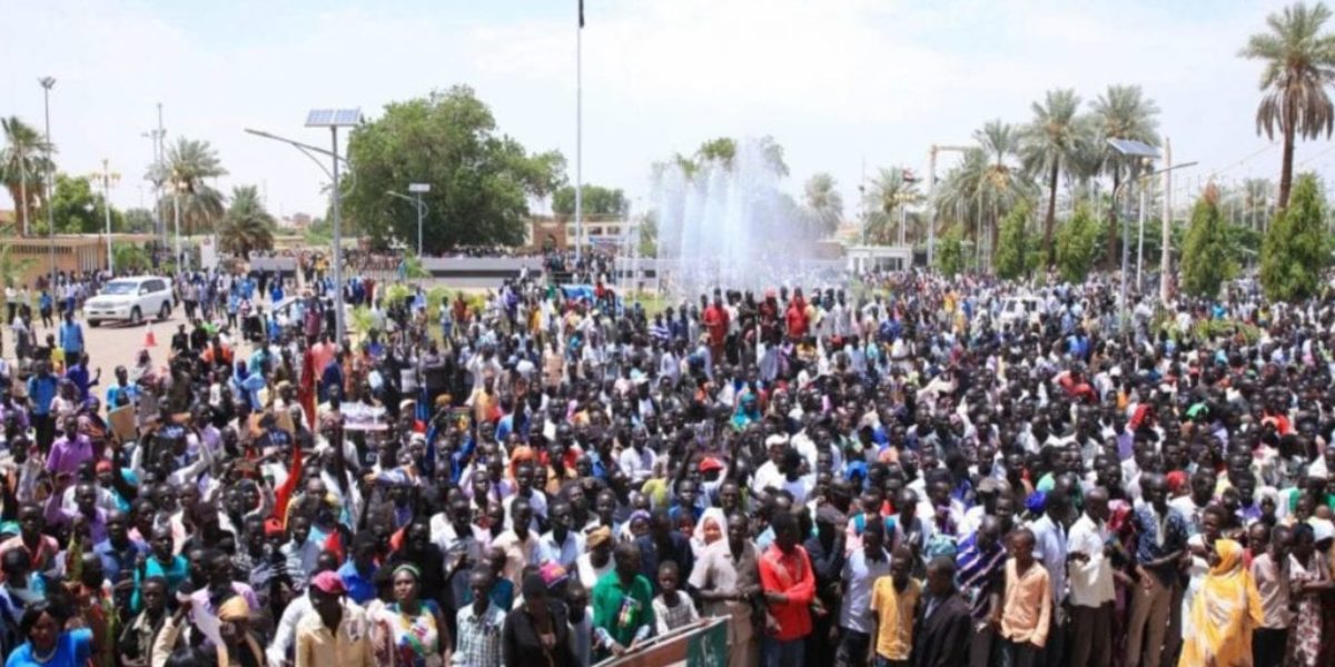 السودان: الرئيس الهارب من العدالة الدولية يواجه انتفاضة الشعب بالرصاص الحي