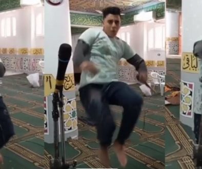 شاب-يغني-في-مسجد
