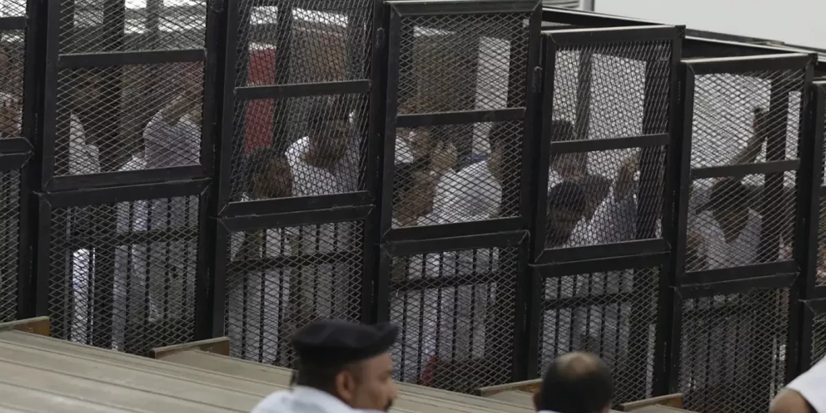 مصر: “لجنة العدالة” ترفض إحالة مدافعين عن حقوق الإنسان للمحاكمة وتدويرهم وتدعو لوقف الانتهاكات ضدهم وإطلاق سراحهم