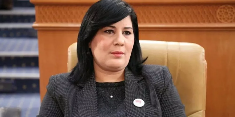 Tunisie: Le CFJ soutient les demandes de l’équipe de défense d’Abir Moussi pour un procès public et appelle au respect des normes d’un procès équitable