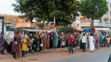 عائلات نازحة حديثاً من الفاشر تصطف في طابور للحصول على مساعدات غذائية، إلى جانب مقيمين قدامى في أم درمان، ثاني أكبر مدن السودان.

UNHCR/Ala Kheir ©