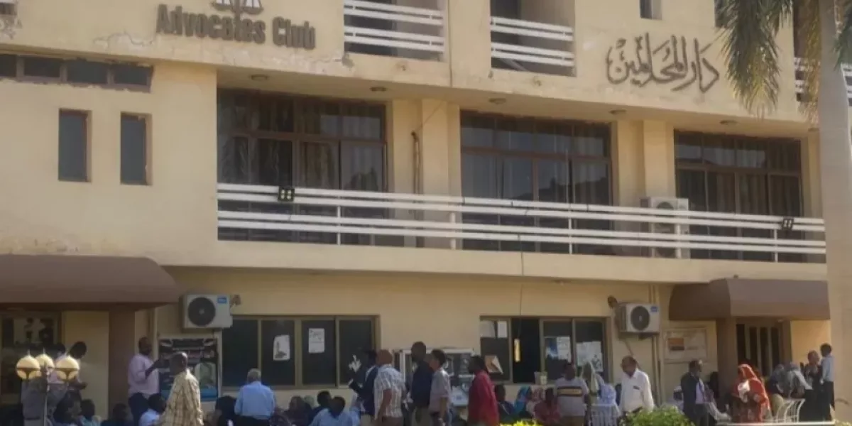 السودان: لجنة العدالة ترصد قرارًا غير قانوني بوقف تراخيص عدد من المحامين وانتهاك استقلال المهنة